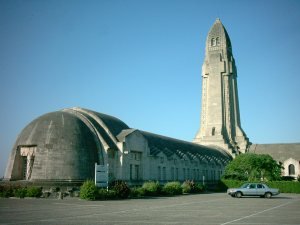 Achterzijde van het ossuarium te Douaumont.