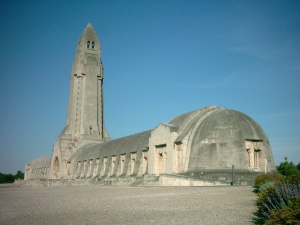 Vooraanzicht van het ossuarium te Douaumont.