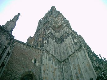 De toren vanaf de begane grond gezien.